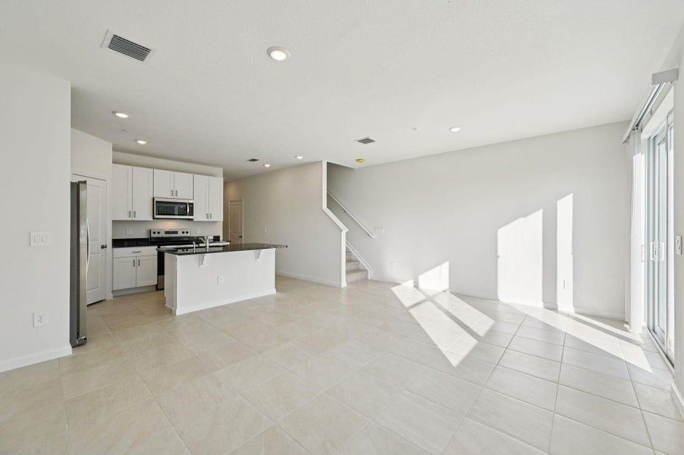 617 Salisbury Cir - Photo 4 of 38