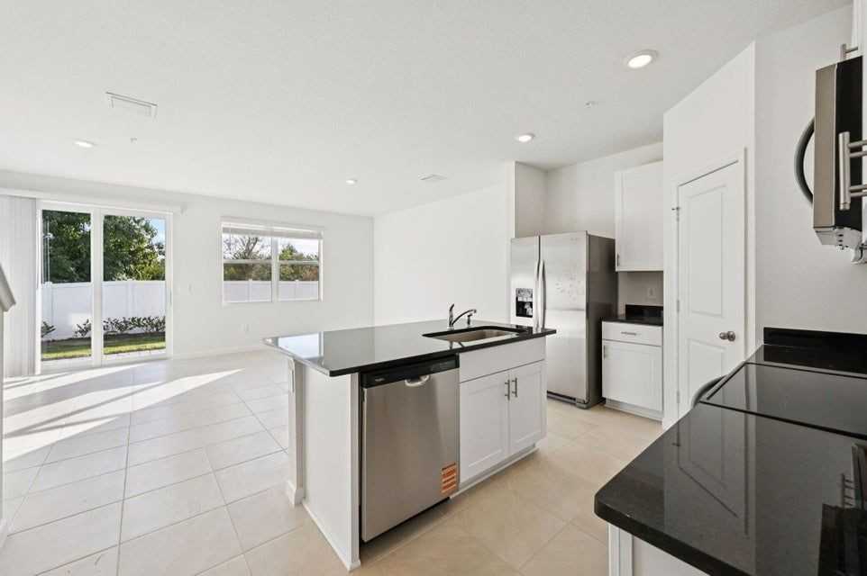 617 Salisbury Cir - Photo 5 of 38