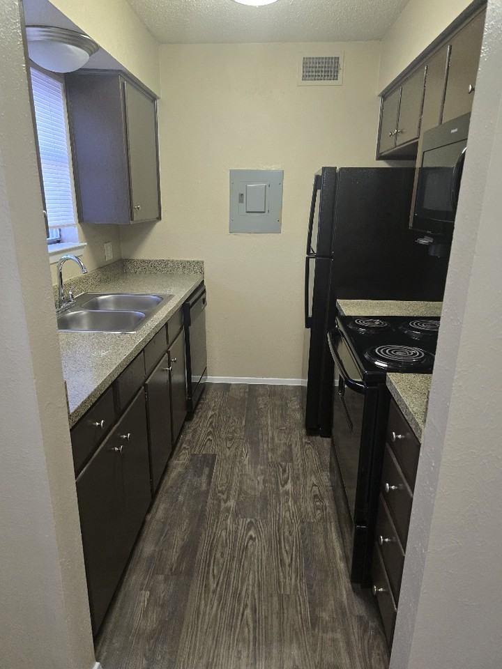 600 W Sadosa St #13 - Photo 5 of 9