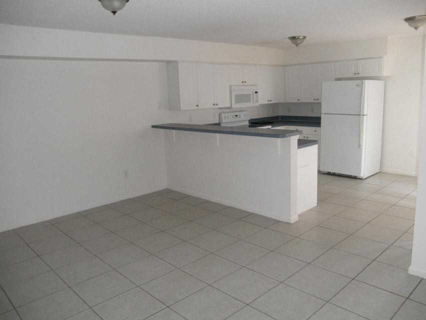 2221 White Pine Circle #B - Photo 3 of 8