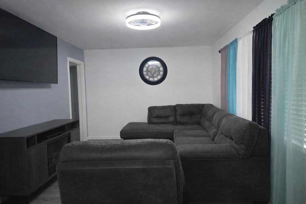 906 15th Ave - Photo 2 of 15