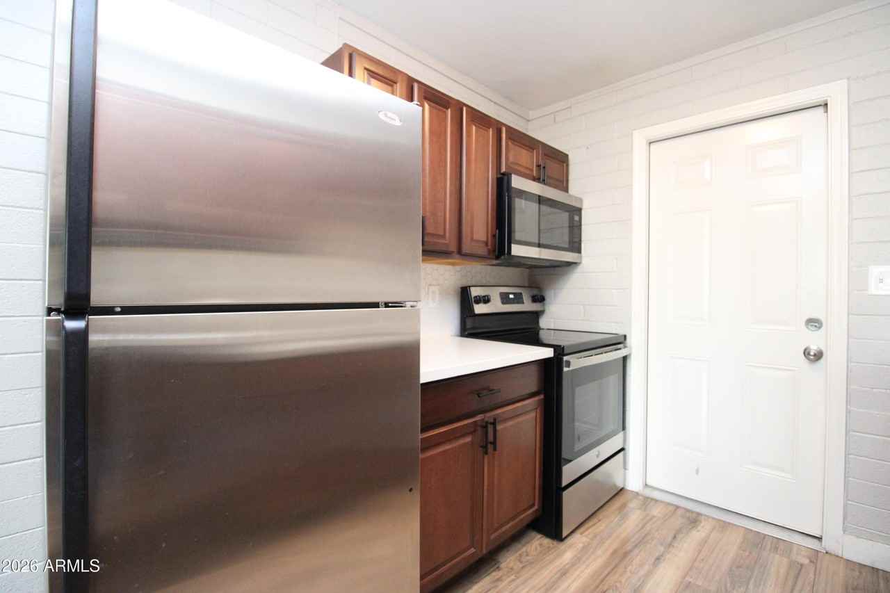 6040 N 21st Ave Apt 8 #8 - Photo 3 of 12