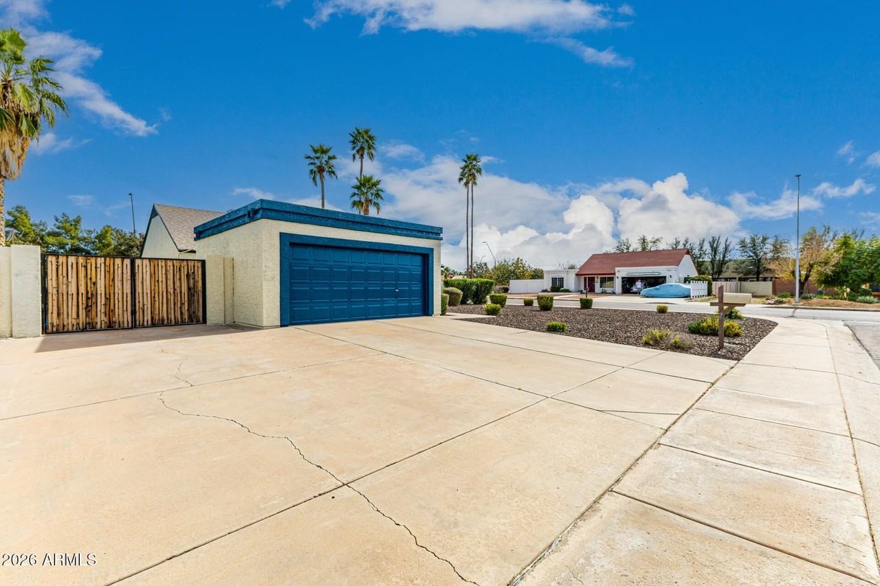 7253 S Alder Dr - Photo 3 of 33