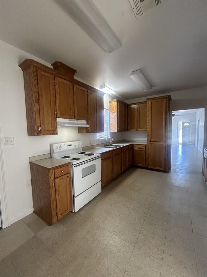 616 Academy St - Photo 5 of 12