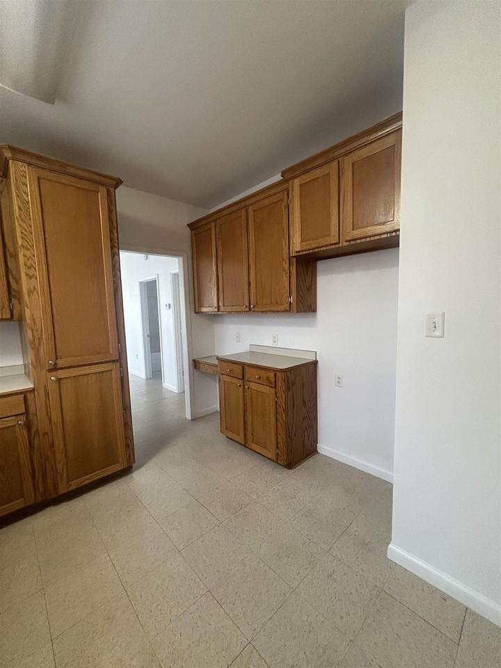 616 Academy St - Photo 6 of 12