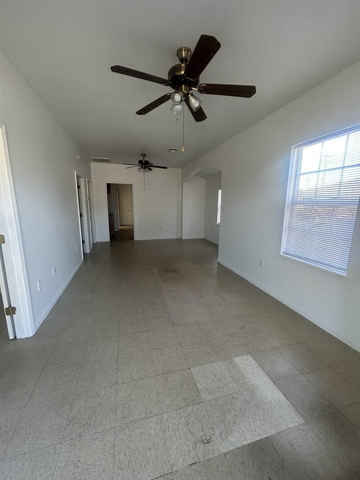 616 Academy St - Photo 7 of 12