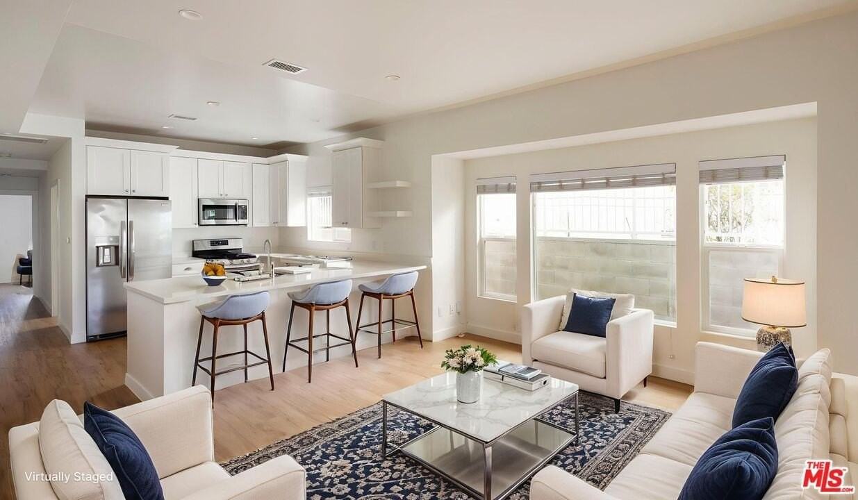 727 N La Fayette Park Pl Apt 4 #4 - Photo 2 of 25