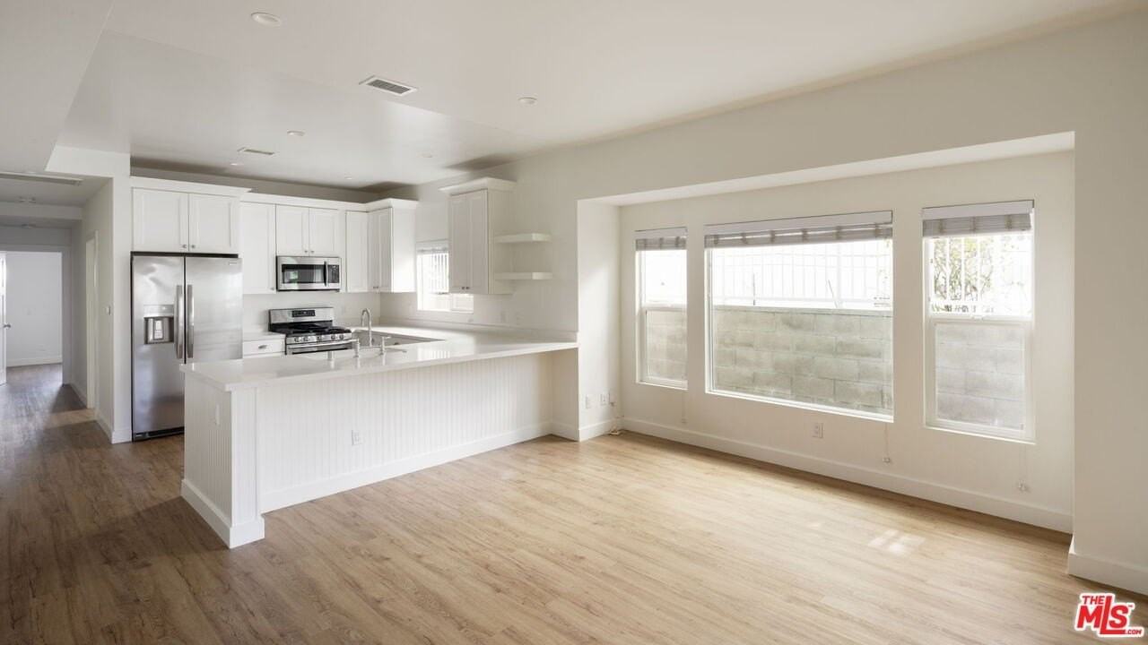 727 N La Fayette Park Pl Apt 4 #4 - Photo 3 of 25