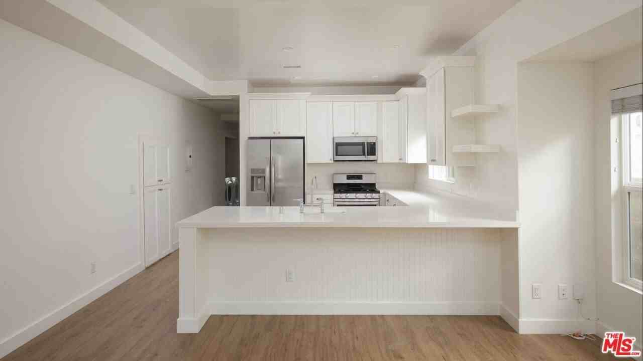 727 N La Fayette Park Pl Apt 4 #4 - Photo 4 of 25