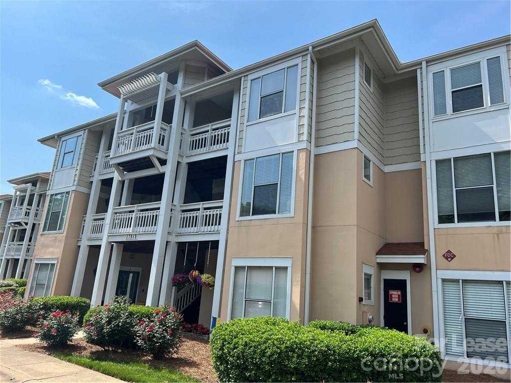 17919 Kings Point Dr Apt I #I - Photo 2 of 24