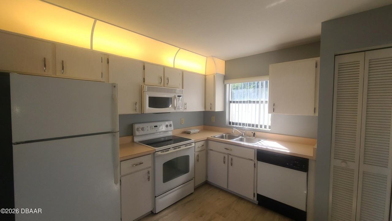 428 Sandpiper Ct - Photo 3 of 24