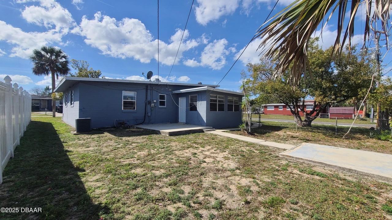 859 Berkshire Rd - Photo 3 of 16