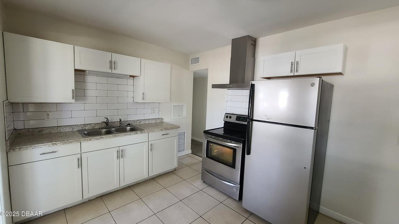 859 Berkshire Rd - Photo 6 of 16