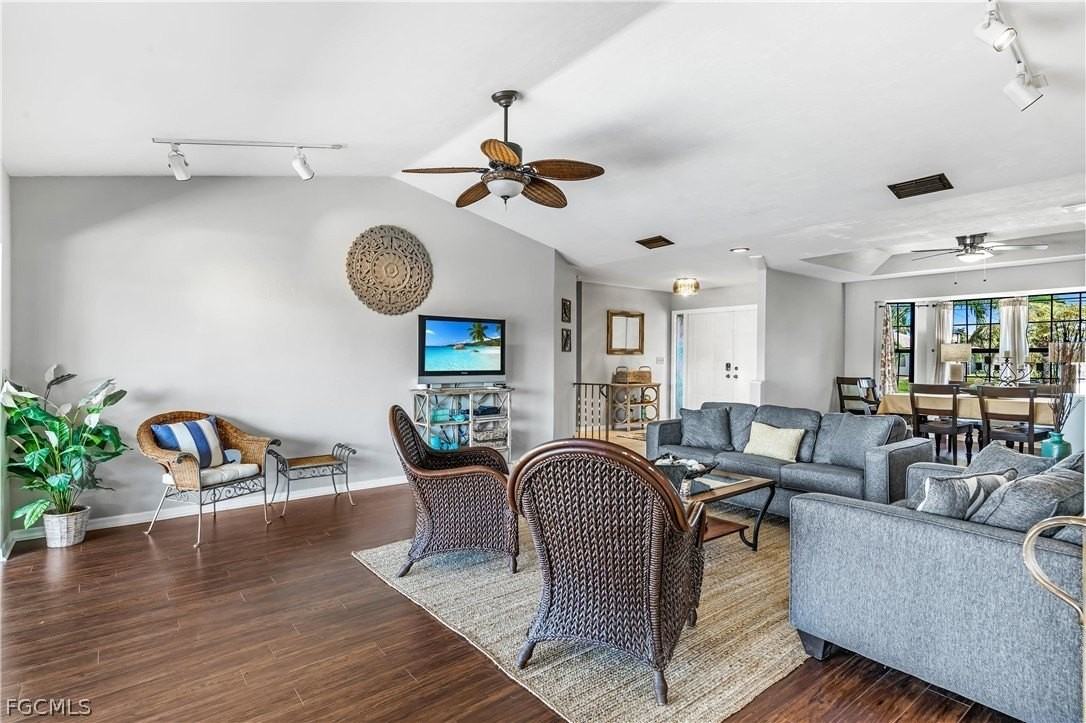 1502 Se 29th St - Photo 3 of 27