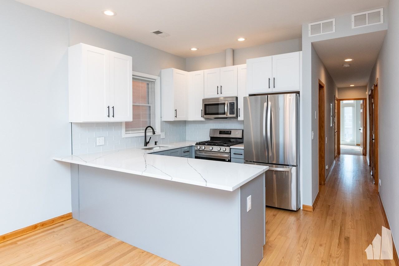 2338 N Greenview Ave #2 - Photo 2 of 25