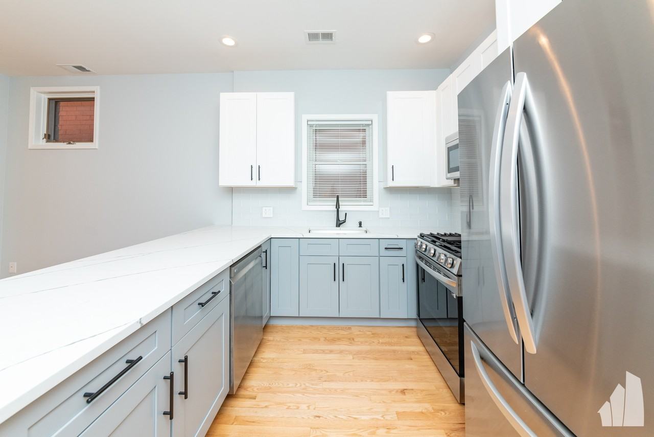 2338 N Greenview Ave #2 - Photo 3 of 25