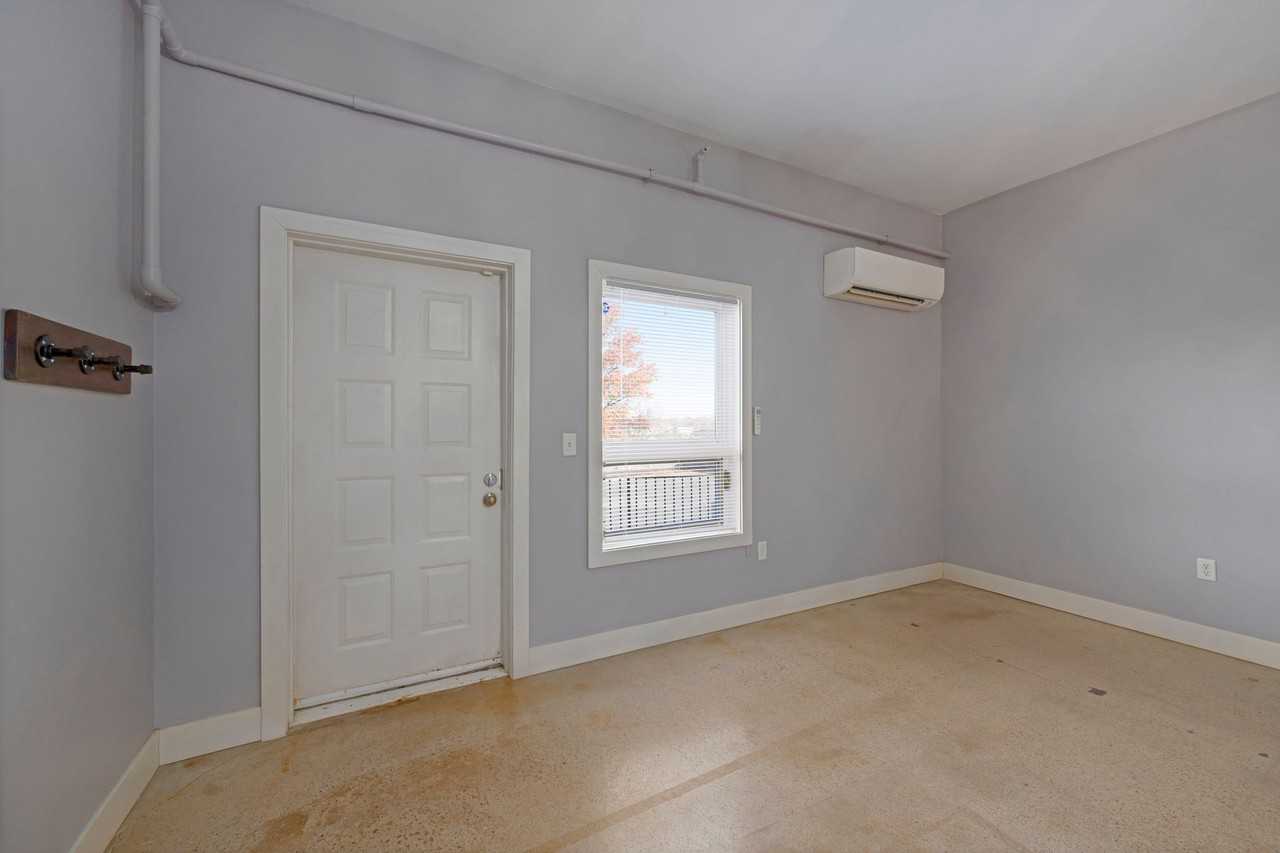 Welcome to Urban Studio 43 – Comfort, Convenience & Contemporary living in South Kansas City - Photo 4 of 43