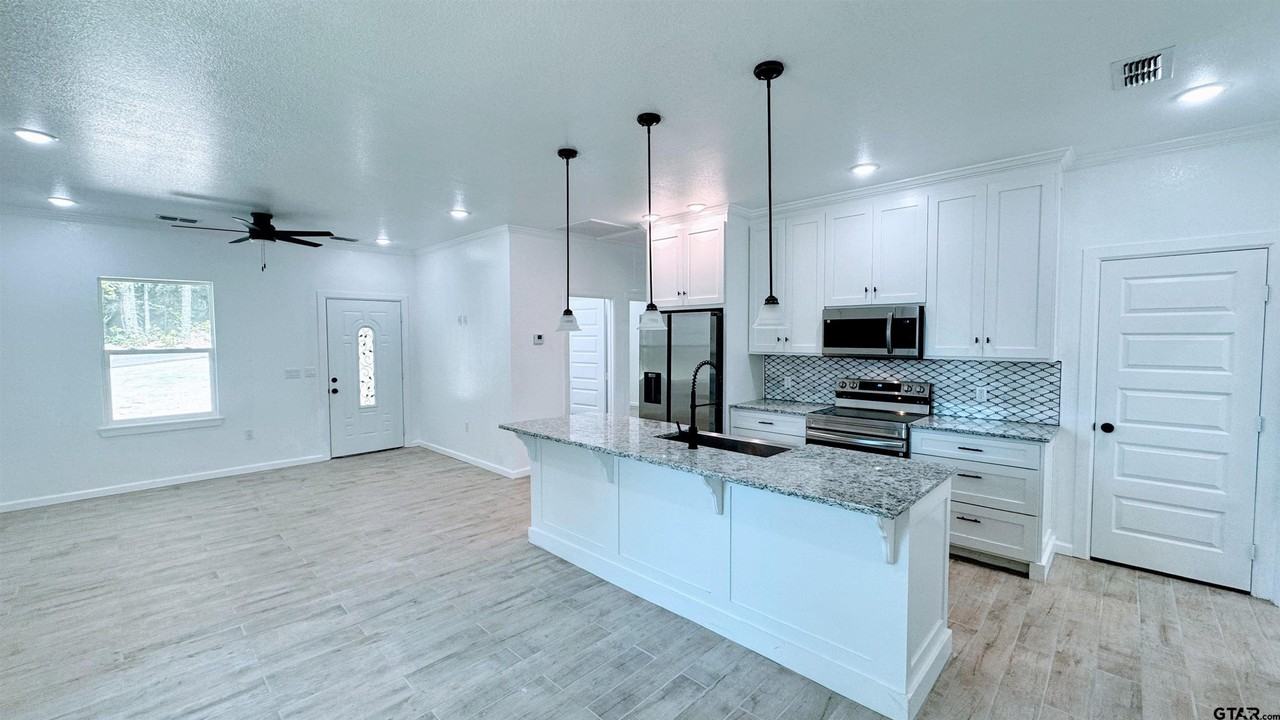 20428 High Point Dr - Photo 2 of 18