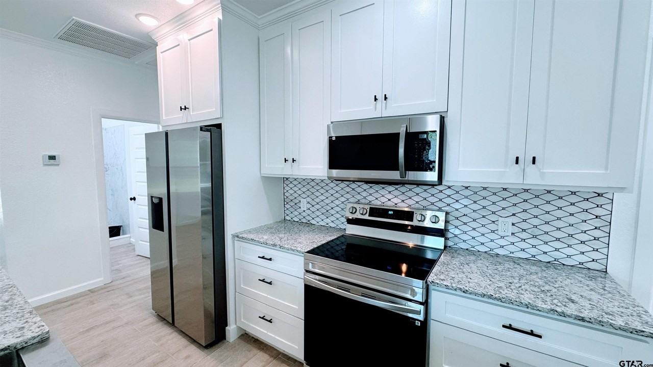 20428 High Point Dr - Photo 4 of 18