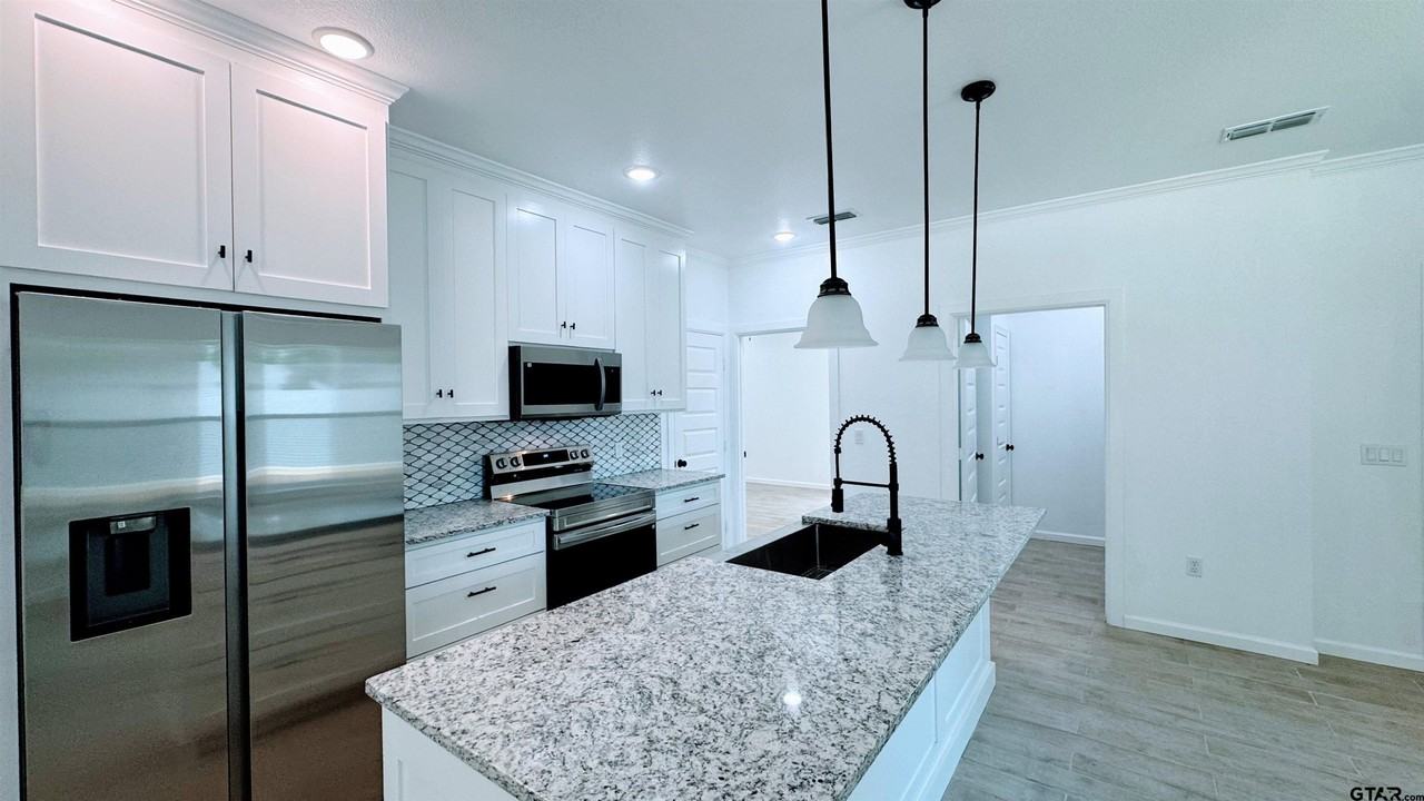 20428 High Point Dr - Photo 5 of 18