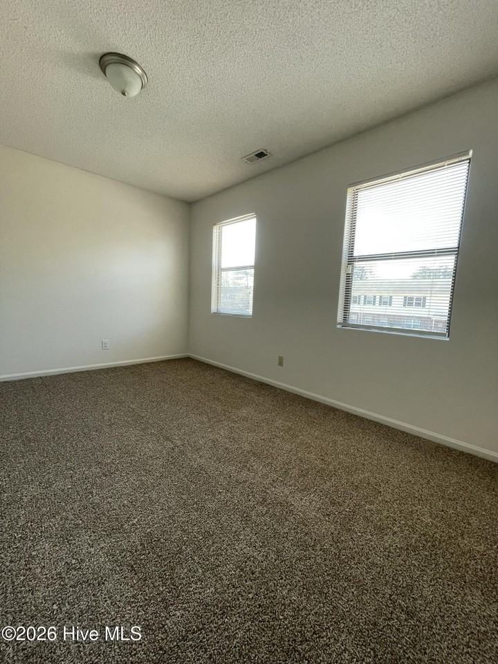 128 Cordell Cir - Photo 4 of 11