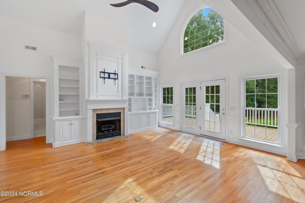 3567 Medinah Ave E - Photo 7 of 30