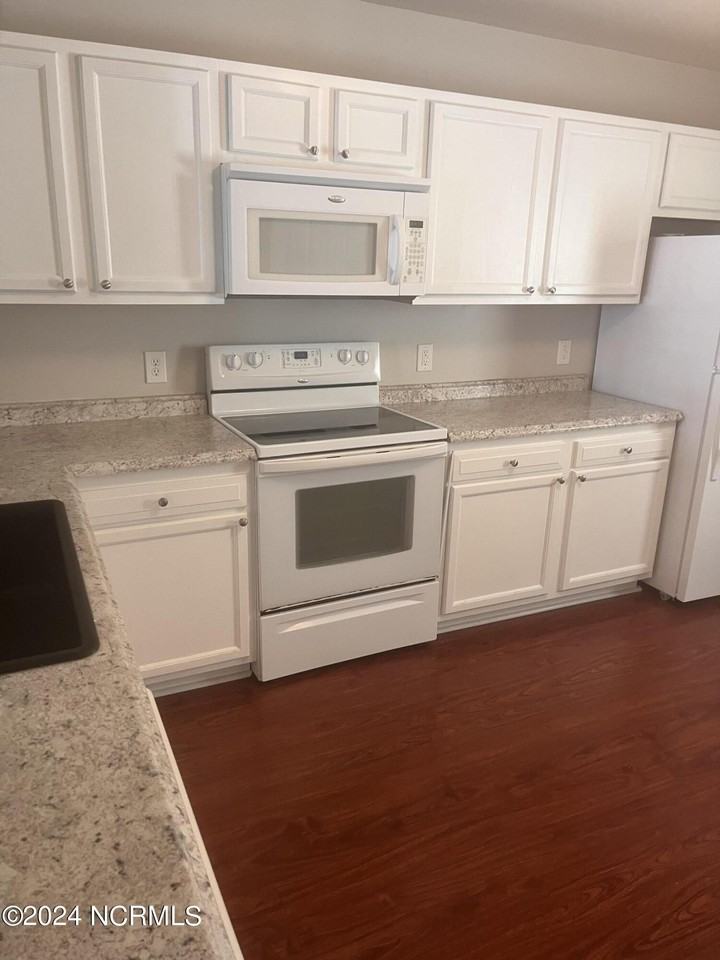 704 Streamwood Dr - Photo 3 of 5