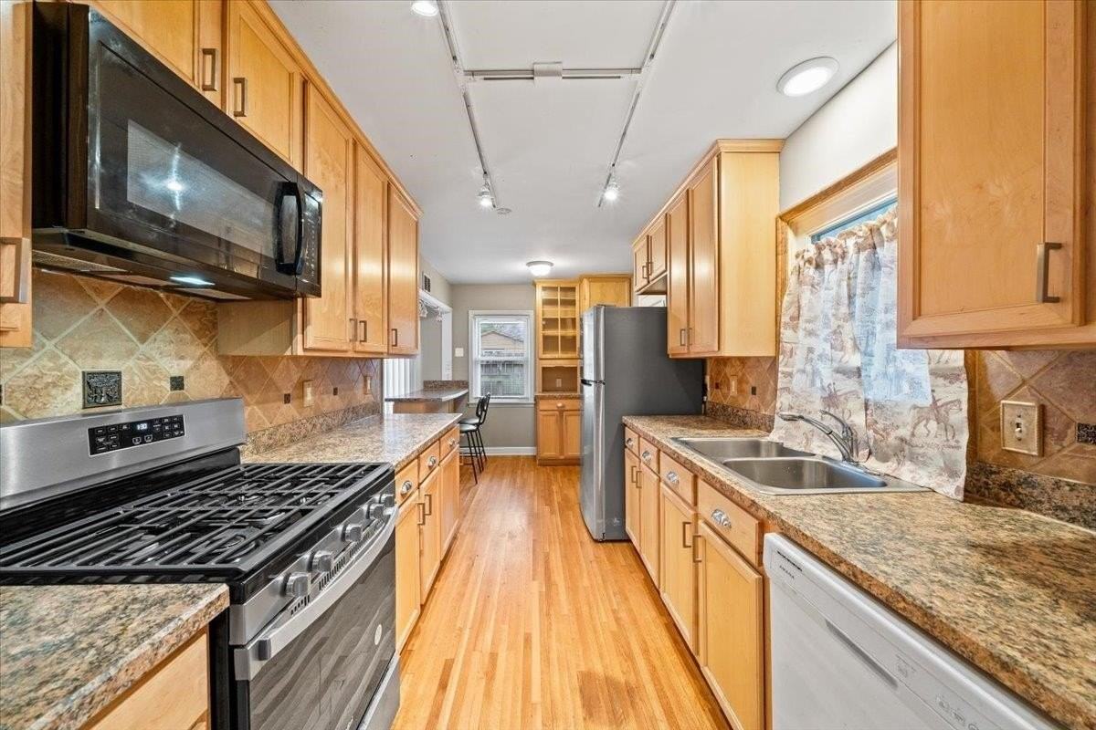 1073 Ivy Rd - Photo 3 of 33