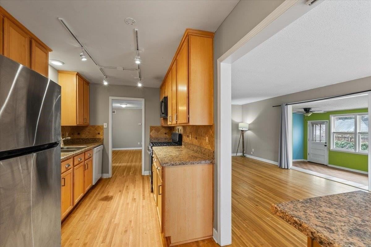 1073 Ivy Rd - Photo 4 of 33