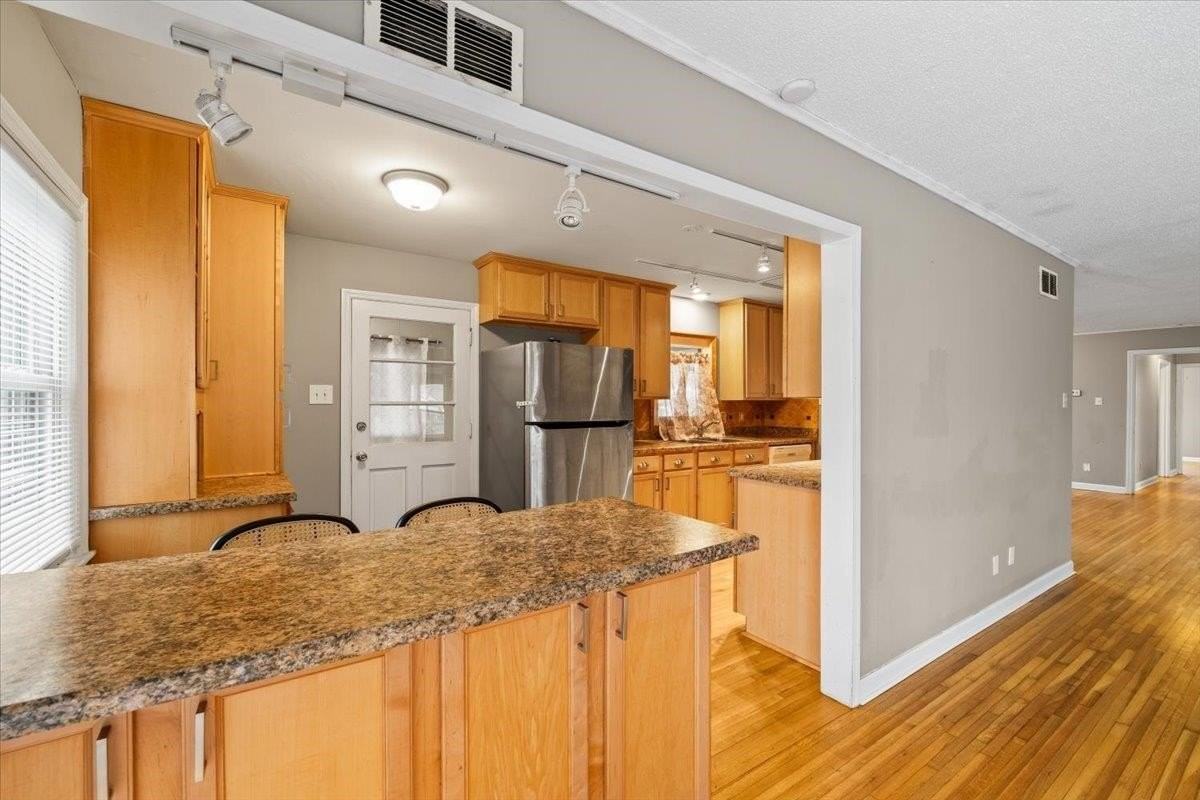 1073 Ivy Rd - Photo 5 of 33