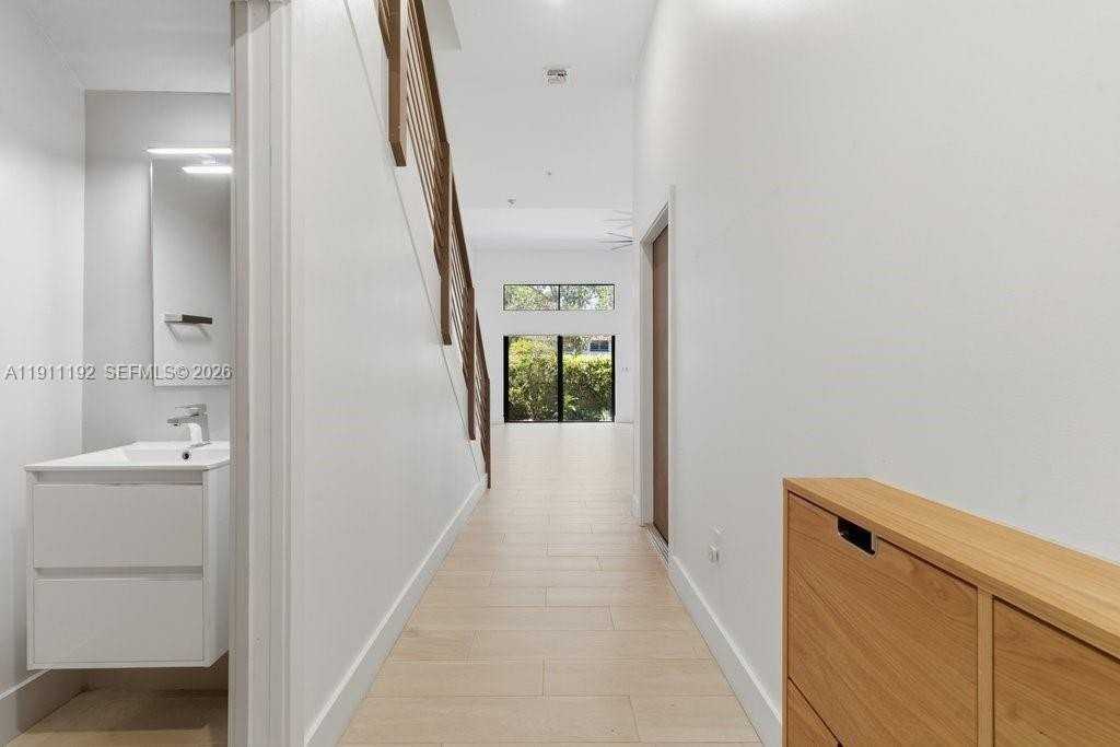 913 Nw 45th Ter #913 - Photo 2 of 32