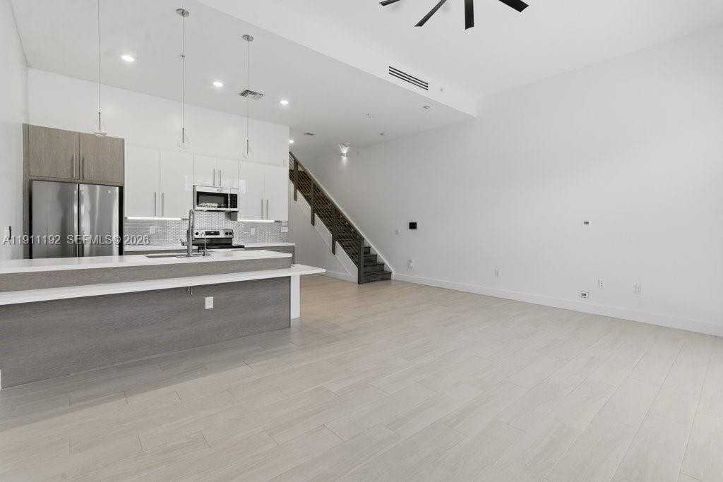 913 Nw 45th Ter #913 - Photo 3 of 32