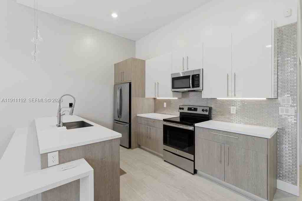 913 Nw 45th Ter #913 - Photo 4 of 32