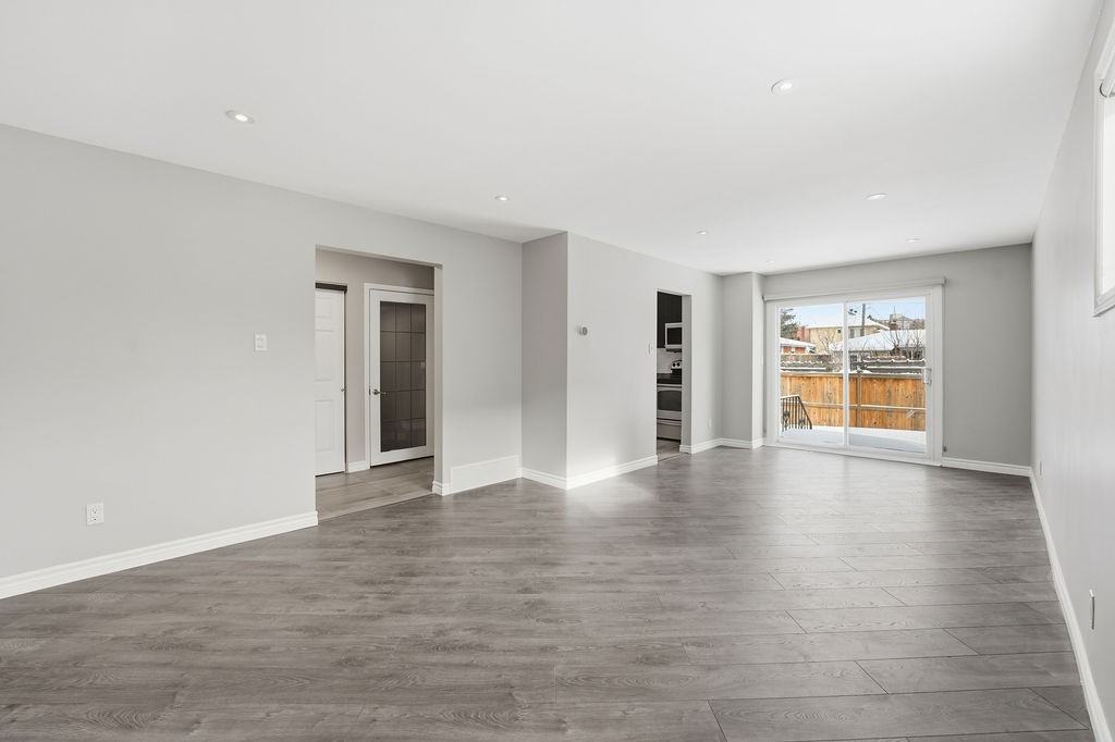 2039 Saint Laurent Boulevard - Photo 2 of 22