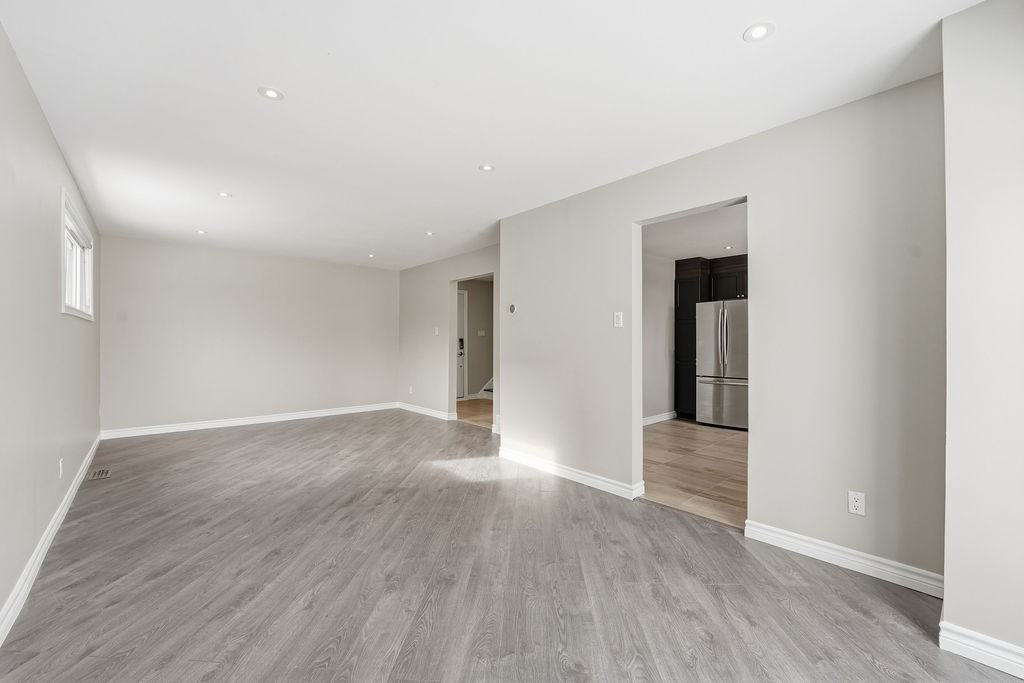 2039 Saint Laurent Boulevard - Photo 3 of 22