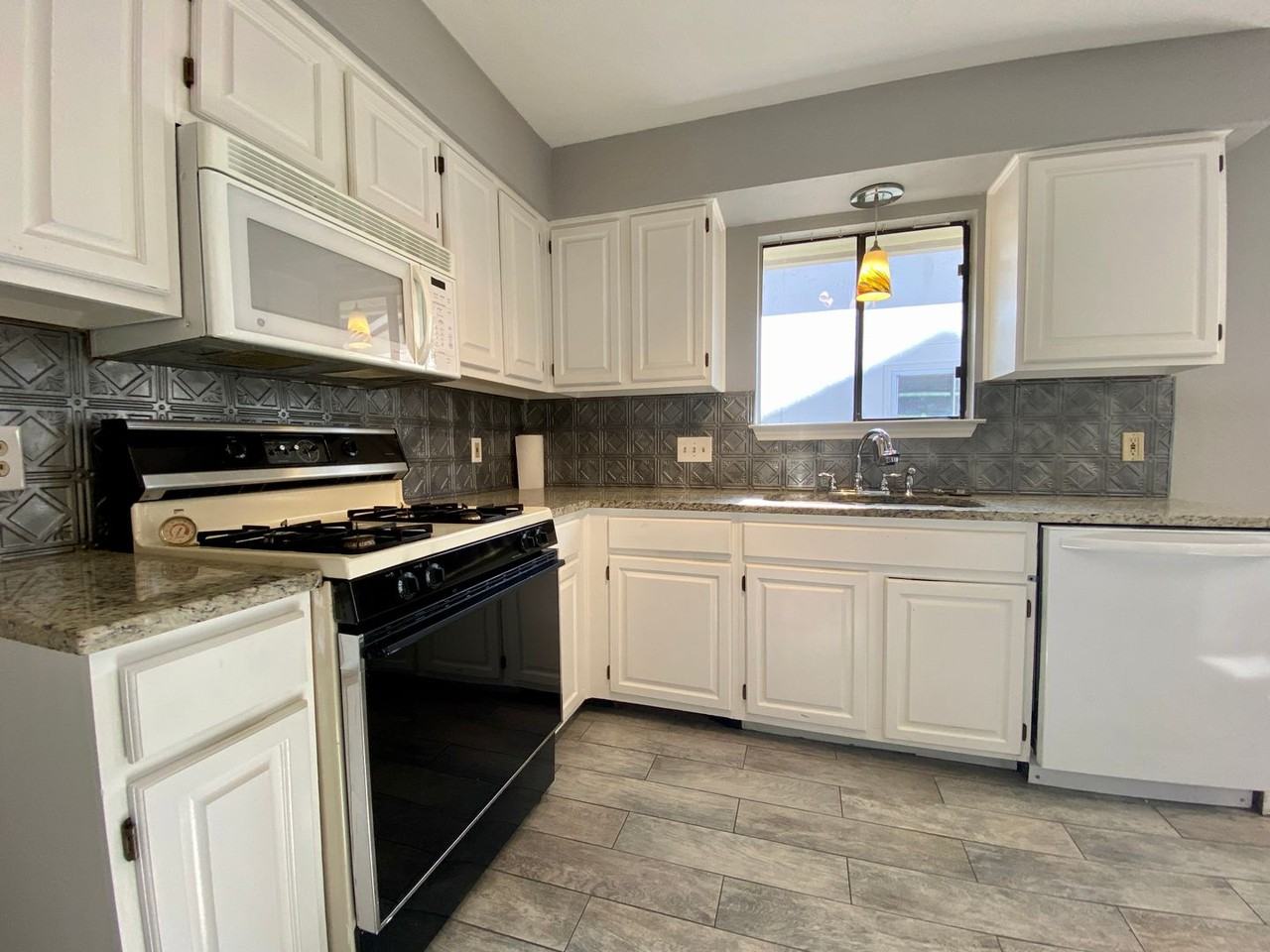 4312 Clarno Dr - Photo 5 of 26