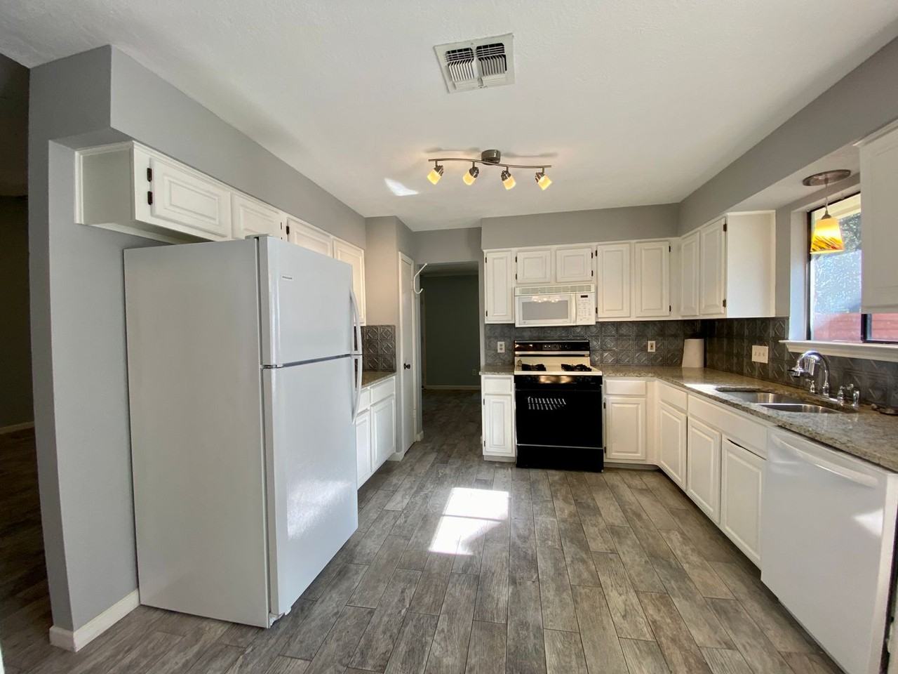 4312 Clarno Dr - Photo 7 of 26