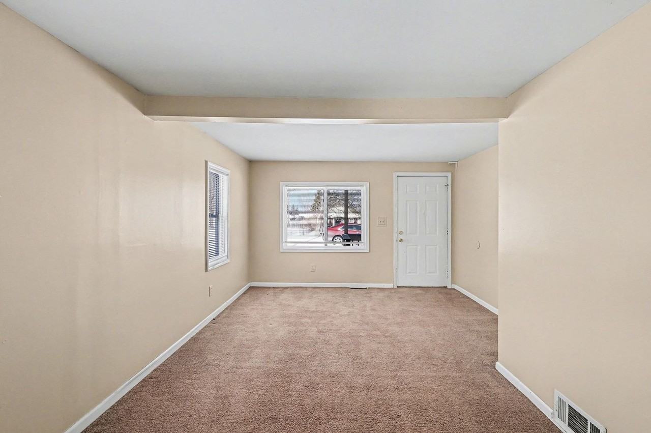 1121 W Boatfield Ave - Photo 4 of 14