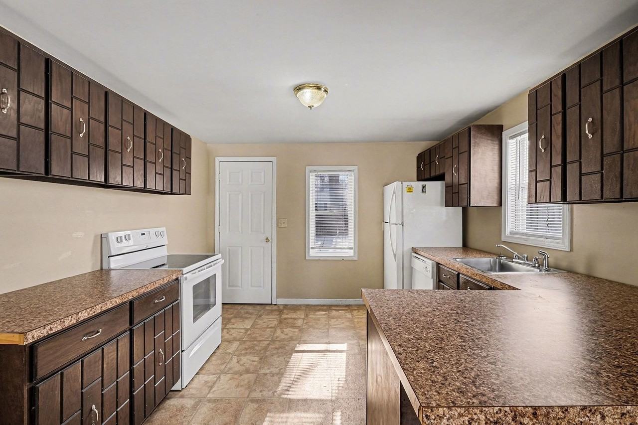 1121 W Boatfield Ave - Photo 6 of 14