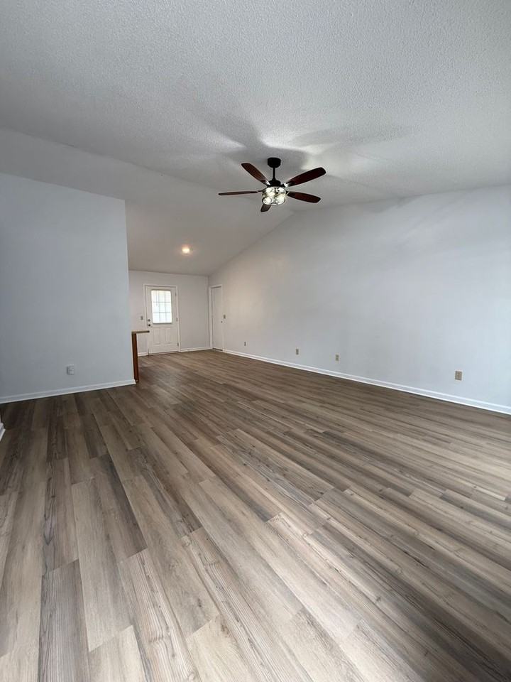 105 Boxwood Ct - Photo 2 of 20