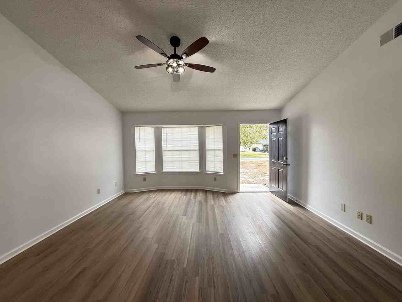 105 Boxwood Ct - Photo 3 of 20