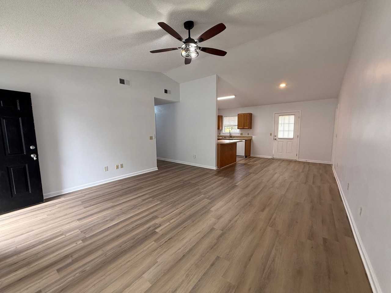 105 Boxwood Ct - Photo 4 of 20