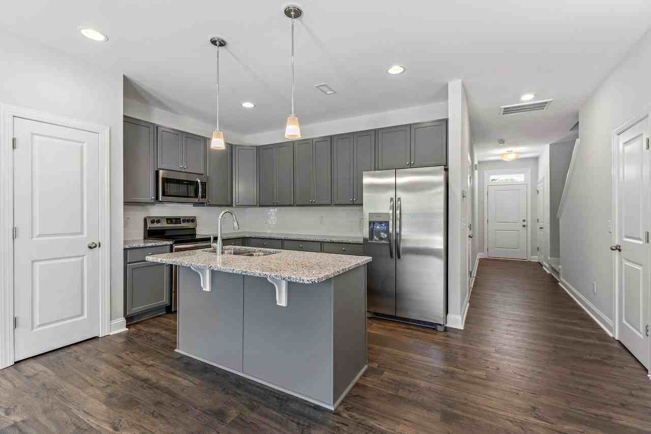 416 Barrington Row Ave - Photo 5 of 18