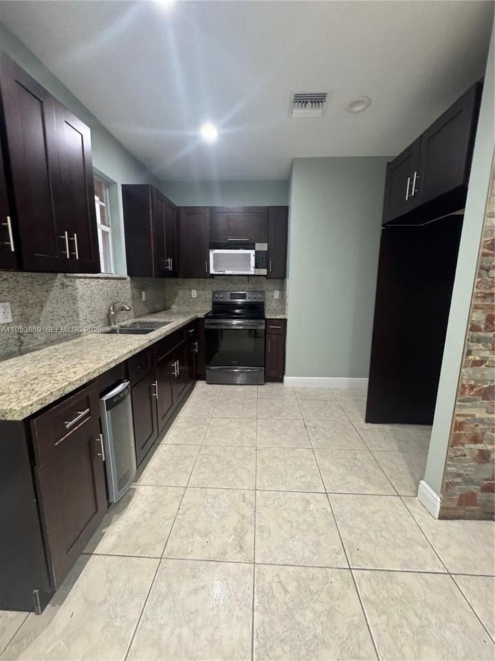 601 Nw 97th St #601 - Photo 4 of 16