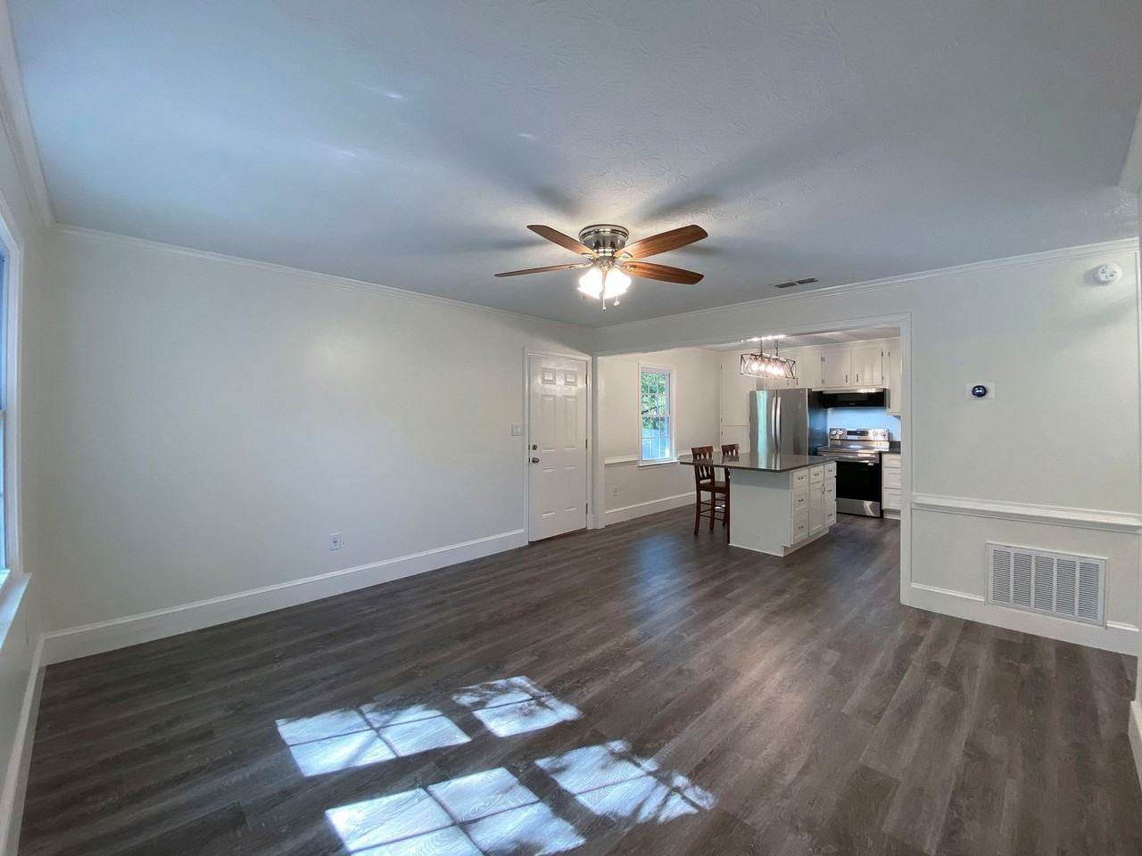 205 Parkridge Dr - Photo 2 of 18