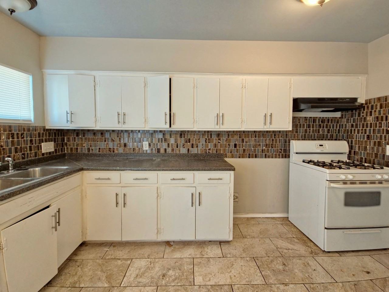 2106 57th St - Photo 6 of 13