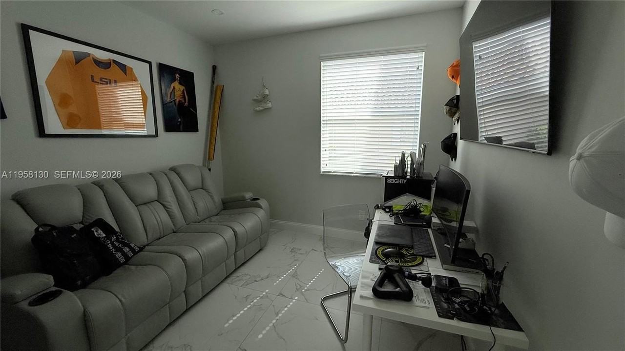 212 Sw 179th Ave - Photo 5 of 12