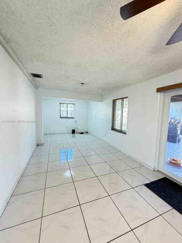 7865 Sw 33rd Ter - Photo 6 of 13