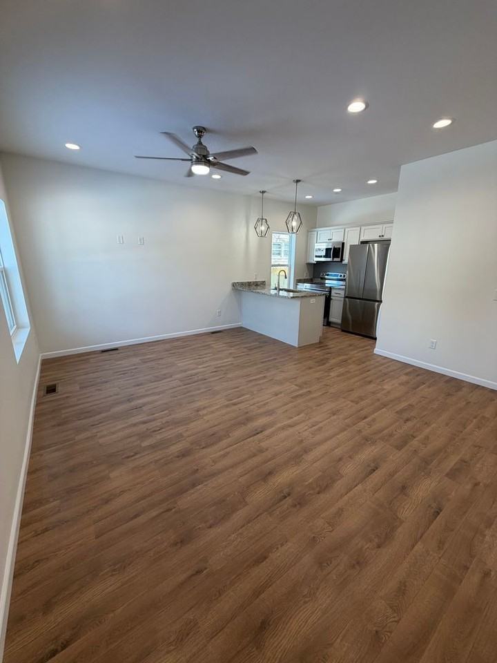 716 W Division St - Photo 4 of 23