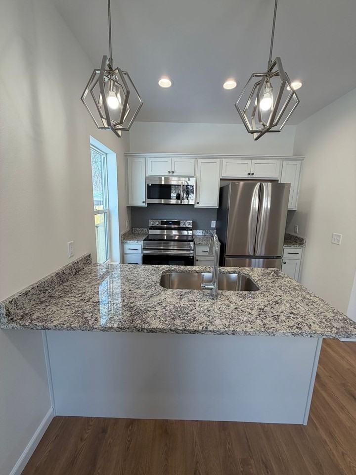 716 W Division St - Photo 5 of 23